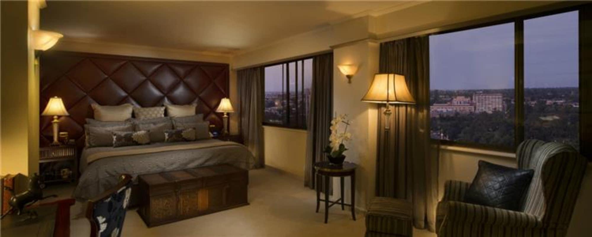 Stamford Plaza Adelaide Otel Dış mekan fotoğraf A bedroom at the Ritz-Carlton
