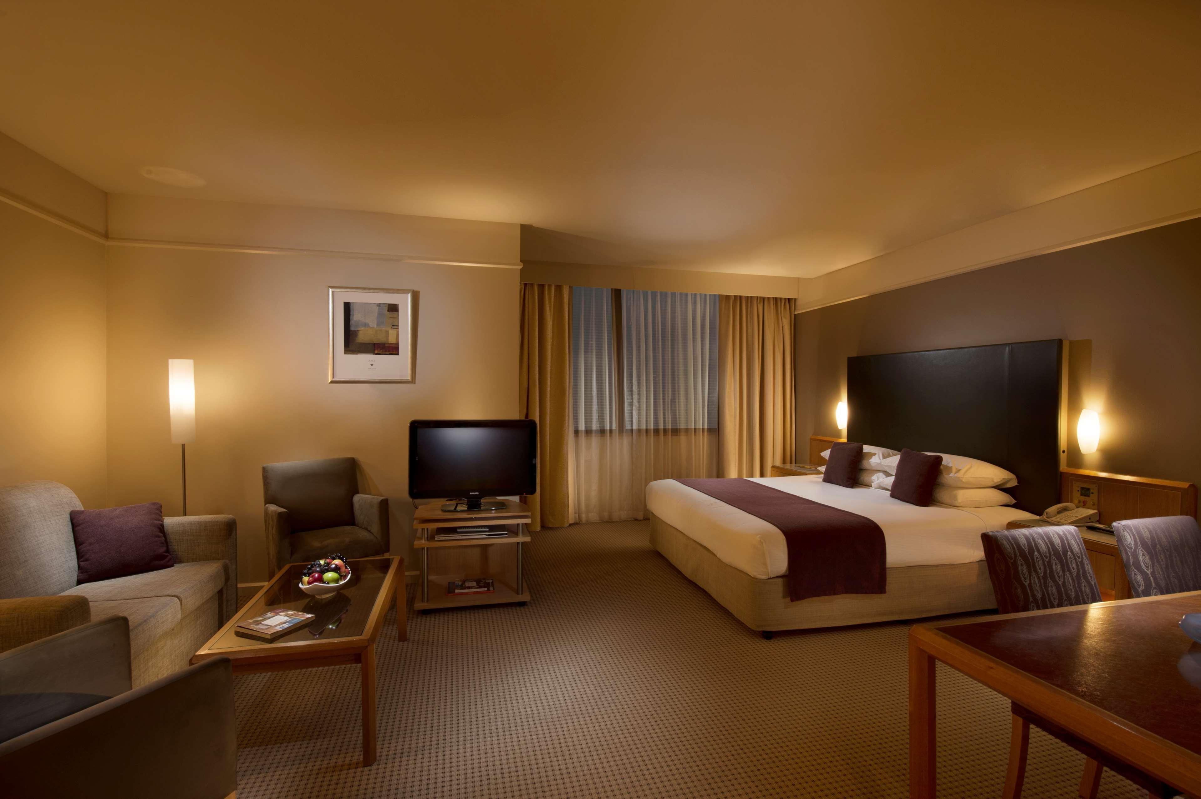 Stamford Plaza Adelaide Otel Oda fotoğraf A suite at the Crowne Plaza Hotel, Parramatta, Australia