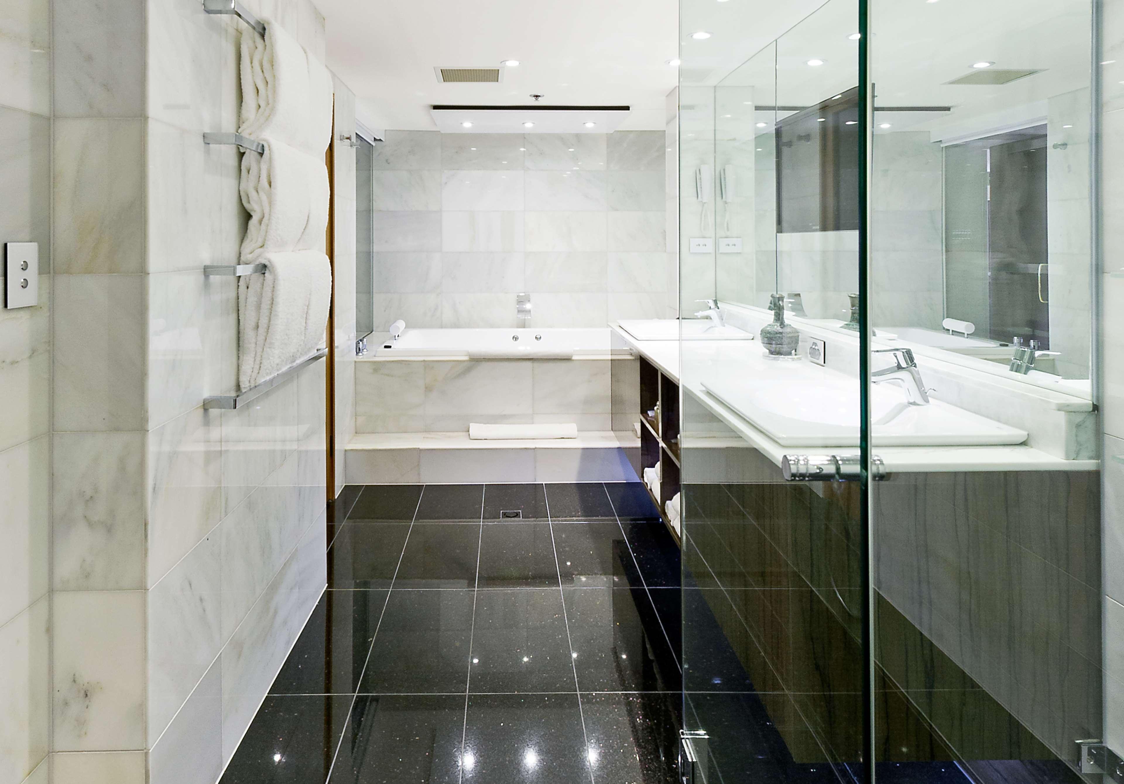 Stamford Plaza Adelaide Otel Dış mekan fotoğraf A modern bathroom