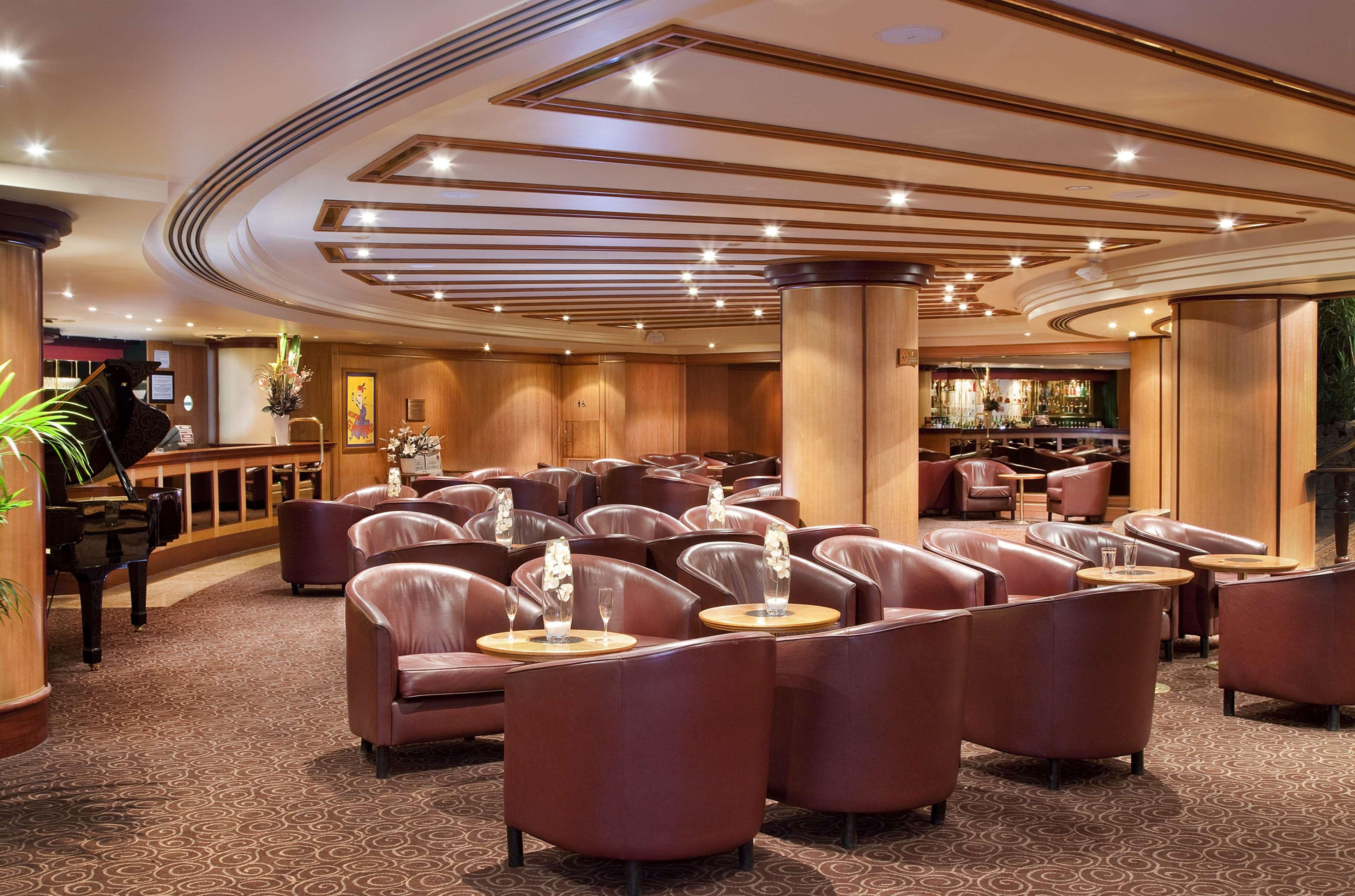 Stamford Plaza Adelaide Otel Restoran fotoğraf The lounge at the airport
