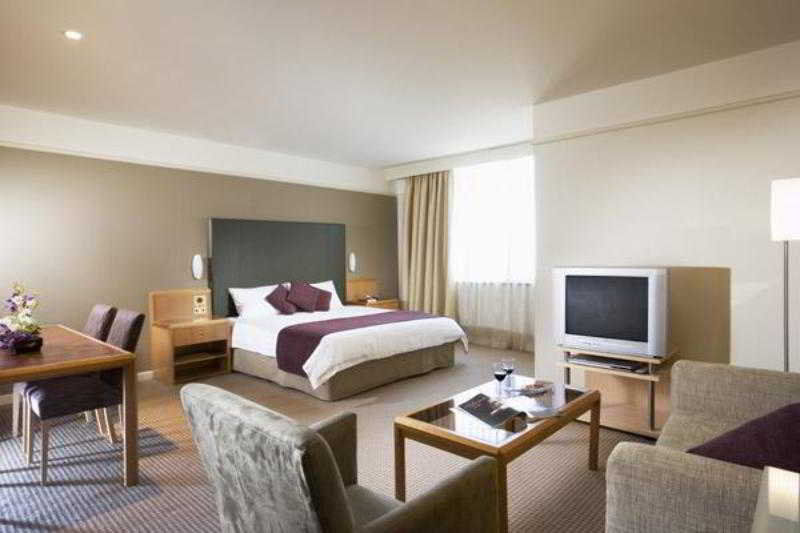 Stamford Plaza Adelaide Otel Oda fotoğraf A suite at the Hilton London Heathrow